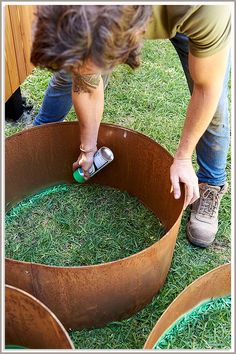 What are the benefits of raising your own vegetables in a garden bed? With just a bit of creativity, you can create a wonderful, productive space in your backyard that is perfect for cooking fresh, healthy meals. Steel Garden Edging Ideas, Corten Steel Planters Front Yard, Diy Corten Steel Planter, Planter Beds Ideas Front Yards, Corten Steel Planters Landscape Design, Trellis Landscaping Ideas, Corten Steel Landscaping, Modern Garden Bed Ideas, Native Garden Bed