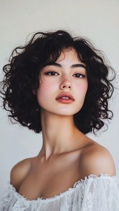 Medium Elegant Hairstyles, Hire Cuts Women, Women Curly Short Hair, Reference Poses Portraits, Elegant Portrait Photography, Half Bleached Hair Ideas, Short Hair Looks Ideas, Boy Cut For Women Round Faces, Baby Pink Highlights In Brown Hair