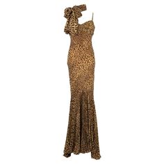 Long bustier dress with leopard pattern, and sequins and pearls embroidered. No size indicated, it fits a 36FR/38FR. Additional information: Condition: Good condition Dimensions: Chest: 44 cm - Waist: 38 cm - Hips: 42 cm - Length: 150 cm Seller Reference: VR88 Louis Vuitton Gown, Chloe 2024, Lame Dress, Couture Evening Dress, Haute Couture Dresses, Bustier Dress, Paisley Dress, Bustiers, Mini Wrap Dress