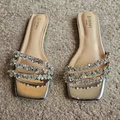 Beautiful And Bedazzled Metallic Sandals With Rhinestone Details. Shoebox Is Included. Same Day/ Next Day Shipping Chanclas Sparkly, Sparkly Chanclas, Bedazzled Sandals, Slippers Outfit, Rhinestone Slides, Sparkly Sandals, Prom Ideas, London Shoes, Metallic Sandals