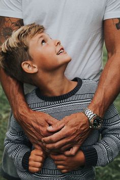 Dad Son Photography, Father Son Pictures, Father Son Photography, Father Son Photos, Mother Son Photos, Son Photo Ideas, Family Photoshoot Poses, Mother Son Photography, Summer Family Photos