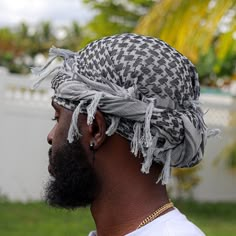 Grey Male Head wrap Made out of cool fitted material. Cool on the head and also can be used to lay down hair. You can style it multiple ways. Also unisex It arrives in 43x43 length material which means you would have to tie it to your fitting on your head! Video Instruction On How To Tie! https://www.youtube.com/watch?v=J-FKPHLRnGI Men Headwrap, Mens Turban Style Head Wraps, Turban Style Mens, Mens Head Wrap, Head Wrap, African Hair Wrap, Outfits Hombre, Turban Headwrap