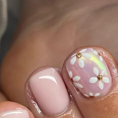 Chrome Nails Flowers, White Pink Nails Design, Minimalist Flower Nails, Birth Nails Mom, Chrome Nails With Flowers, Gel Nails With Chrome, Chrome Flower Nails, Color Nails Ideas, Biab Nail Art