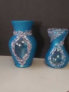 Set of two: Turquoise-colored vases, hand-crafted, with crushed glass, and fine glitter. Bathroom Things, Glitter Vases, Turquoise Vase, Glitter Wine Glasses, Mosaic Flower Pots, Decorative Bottles, Colored Vases, Turquoise Glitter, Glitter Wine