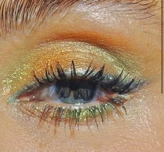 How To Look Unique, Desert Makeup Looks, Emerald Eyeshadow, Yellow Makeup Looks, Under Eye Shadow, Fun Eyeshadow, Bold Eyeshadow, Land Design, Maquillage On Fleek