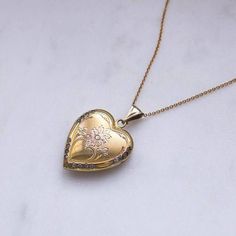 Vintage Locket Necklace, Locket Necklace Vintage, 4 Friends, Gold Locket Necklace, Vintage Locket, Necklace Top, Earrings Ideas, Heart Shaped Pendant, Vintage Lockets