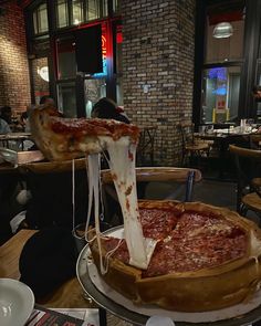 food, aesthetic, pizza, dinner, winter, dark acedemia Cheese Pull, Chicago Aesthetic, Plats Healthy, Chicago Pizza, Chicago Winter, Moving To Chicago, Chicago Food, Chicago Travel, Nyc Life