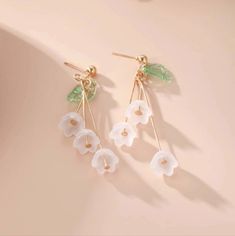 Nwt Dangly Earrings. Beautiful Earrings With White Flowers And Light Green Leaf Accents. Pretty, Lightweight, Dainty - Perfect For Summer Wedding Or Special Occasion. So Pretty I Bought A Pair For Myself! Anting Manik, Lucite Flower Earrings, Cheap Earrings, Pola Gelang, Trendy Earrings, Hanging Earrings, Dangly Earrings, Girly Jewelry, Online Earrings