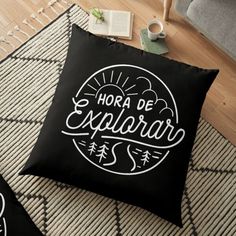 a black and white pillow with the words hora de explorar on it