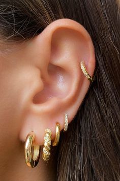 Trendy Huggie Hoop Earrings, Ear Jewelry Ideas Gold, Gold Earring Ideas, Gold Earrings Combination, Gold Ear Percinings, Four Piercings Ears, 2023 Gold Jewelry Trends, Earrings Sets For Multiple Piercings, Good Earring Combinations