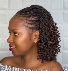 Short Cornrow Hairstyle with Curly Ends Two Cornrow Braids, Bob Crochet, Half Cornrows, Twist Cornrows, Cornrow Ponytail, Twisted Hair, Havana Twist