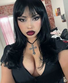 alexalizzz on Insta Latina Prom Makeup, 2000s Latina Makeup, Goth Latina Makeup, Latina Goth, Goth Glam Makeup, Alternative Hairstyles, Emo Baddie