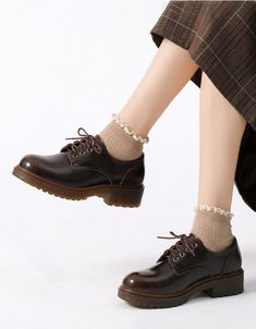 Casual Vintage Shoes, Oxford Shoes Dark Academia, Dark Academia Shoes Women, Female Oxford Shoes, Brown Oxfords Outfit, Old Fashion Shoes, Brown Oxford Shoes Outfit, Vintage Shoes Outfit, Vintage Shoes Aesthetic