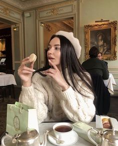 Estilo Blair Waldorf, Estilo Gossip Girl, French Girl Aesthetic, Parisian Aesthetic, Parisian Lifestyle, Parisian Vibes, Parisian Life