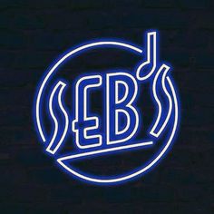 a neon sign that says bb's on it