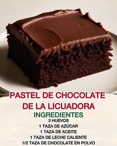 a piece of chocolate cake on a plate with the words pastel de chocolate de la liquadora