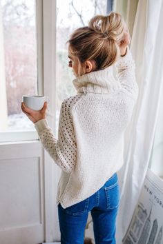 Top knot with ivory turtleneck sweater and jeans // perfect weekend outfit Stylish Winter Outfits, Look Casual, Looks Style, Mode Inspiration, Fall Winter Outfits, Lany, Street Fashion, Look Fashion, Passion For Fashion