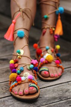 Tie up gladiator sandals | You can find this and many other looks at => http://feedproxy.google.com/~r/amazingoutfits/~3/F5gxMlShNhU/AmazingOutfits.page Mode Tips, Stil Boho, Hippy Chic, Plush Slippers, Bohol, Penny Lane, Slingbacks, Hippie Chic, Sandal Fashion