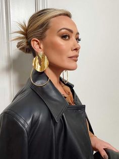 HILARY DUFF - MISHO - CELEBRITY Cool Hairstyles For Girls, Half Ponytail, Neon Hair, Gold Hair Accessories, Tone Hair, Hilary Duff, Gold Hair, The Duff, Bun Hairstyles