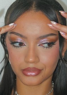 Party makeup inspiration New Years Even Make Up, New Year’s Eve Make Up, New Year’s Eve Eye Makeup, New Years Makeup Ideas, Iridescent Eyes, Manifest 2023, Y2k Makeup, Party Makeup Looks, New Year's Makeup