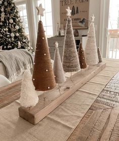 Twine Ornaments Diy, Twine Christmas Trees Diy, Boho Xmas Decor, Yarn Trees, Christmas Yarn, Cone Christmas Trees, Front Porch Christmas Decor Ideas, Porch Christmas Decor Ideas, Handmade Christmas Crafts