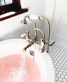 imagem descoberto por 💥DANCING STAR💥💃. Descubra (e salve!) suas próprias imagens e vídeos no We Heart It Bath Goals, Vegan Bath Products, Lush Bath, Steam Showers Bathroom, Bath Tiles, Trendy Bathroom, Décor Boho, Tub Faucet, Luxury Bath