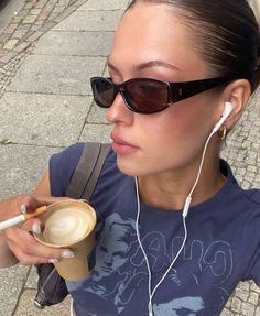 Oval Sunglasses Outfit, Coffee Selfie, Sunglasses Outfit, Quoi Porter, Brooklyn Baby, Instagram Photo Inspiration, Oval Sunglasses, Instagrammer, City Girl