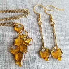 I'm now using these pretty golden bars to hang the little honeycombs from. These earrings are made with resin and materials from Japan, resulting in a totally unique and exciting way to to share my love for the bees! I seriously considered becoming a beekeeper at one point... ha! Please keep in mind that each piece is handmade and may differ slightly. Though my jewelry is tough and reinforced, I do not recommend wearing in the shower or swimming. ♥ Please note that monitor settings can differ, a Bee Inspired Jewelry, Weird Earrings Aesthetic, Cool Earrings Unique, Things To Make With Resin, Dripping Honeycomb, Honey Earrings, Concert Jewelry, Honeycomb Earrings, Honeycomb Jewelry