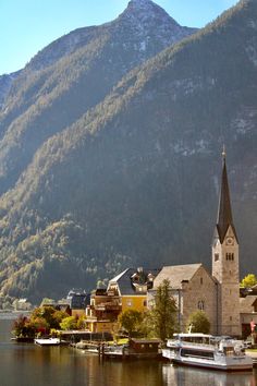 Auf dem Bild sieht man das Ufer von Hallstatt. Hallstatt Austria, Austria, Natural Landmarks, Water, Travel, Nature