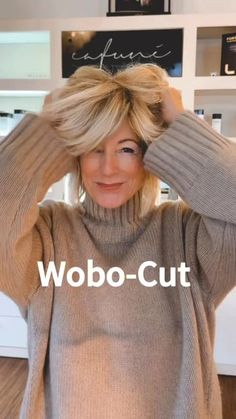 Tina Artz / CharismaLook on Instagram: "New Hair. Kennst du WOBO? Hybrid aus Wolfscut & Bob: Die Haare sind sichtbar durchgestuft mit fransigen Spitzen & klassisch, kinnlang. Mein WOBO-Cut schwebt Richtung Schlüsselbein, hat ordentlich Volumen und ist „zackig“, fransig geschnitten – sagt Simone @cafune_simone. Ich finde, er ist ein echter Gewinn für eine moderne Optik und - dass ich dafür Länge opfern musste - geschenkt!😃   👉Tatsächlich habe ich nicht mein Leben geändert, wie einst Coco Chanel zu kurzen Haaren  bemerkte, aber ich habe das Chapter „kurze Haare“ aufgeschlagen. Mein WOBO ist definitiv ein Short-Cut, trotzdem bin ich damit nicht auf einen Style festgelegt. UND! Haare wachsen ja wieder!😉   👉Styling: Simone föhnt ihn glatt und mit Schwung. Er lässt sich aber genauso bauschig Short Hair Curling Tips, Chin Length Bob Round Face, Bob Over 50, Bob With Volume, 2024 Haircuts, Grey Hair Transformation, Hair Curling Tips, Hair Mistakes, Bob Hairstyles For Thick