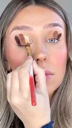 One Shade Eyeshadow Look, Eyeshadow Looks Videos, Quick Eyeshadow Looks, How To Put On Eyeshadow, Day Eyeshadow Looks, Eye Shadow Hacks, Makeup Hacks For Beginners, Easy Eyeshadow For Beginners, Eyeshadow Looks Natural