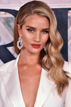 Rosie Huntington Hair, Rambut Brunette, Hollywood Hair, Straight Ponytail, Belle Silhouette, Brown Hair With Blonde Highlights, Wedding Hair Inspiration, Wedding Hair Down, Soft Waves