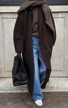 2024 winter fashion - long brown coat, jeans, big scarf Modern Academia Fashion, Cphfw 2023, Brown Coat Outfit, Stile Blair Waldorf, Adrette Outfits, Fest Outfits, Chicago Fashion, Looks Party, Brown Coat