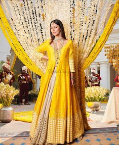 Orang India, Jacket Lehenga, Haldi Dress, Haldi Outfits, Gaun Fashion, Lehenga Skirt, Ceremony Dresses, Designer Baby