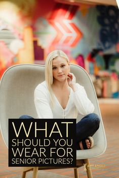 a woman sitting on top of a chair with the words what should you wear for senior pictures?