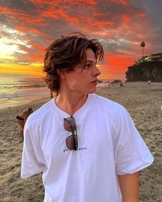 Hot Boyfriend Hair, Hot Boyfriend Haircut, Cute Brunette Guys, Brunette Guy, Brunette Guys, Beach Hairstyles Men, Aesthetic Brunette