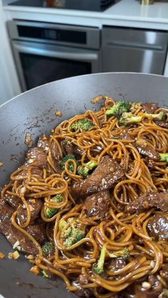 roccoli Lomein Recipe Ideas For Quick Dinner, Dinner With Broccoli Meals, Beef And Broccoli Udon Noodles, Something For Dinner, Big Meals For Family, Tuesday Meal Ideas, Black People Dinner Recipes, Food Ideas For Thanksgiving Dinner, Good Meals Dinners