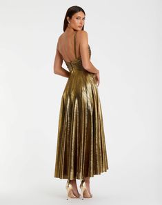 Este vestido, confeccionado en tejido de jersey metalizado brillante, cuenta con un escote pronunciado y un corpiño fruncido. Perfecto para cualquier ocasión especial, este vestido te hará sentir glamurosa y segura de ti misma.


 Ieena para Mac Duggal

 Tejido de jersey metalizado (100 % poliéster)

 Totalmente forrado

 Escote pronunciado

 Sin mangas

 Detalle de corpiño fruncido

 Cremallera trasera oculta

 Aproximadamente 48" desde la parte superior del hombro hasta el dobladillo inferior Mac Duggal, Vestidos Color Coral, Summer Bridesmaid Dresses, Bride Groom Dress, Pleated Top, Pleat Top, Daytime Dresses, Ruched Bodice, Wedding Guest Dress Summer