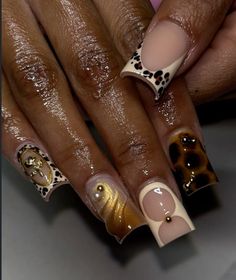 #nailart Cute Short Fall Nail Sets, Stiletto Fall Nails Designs, Fancy Short Nails, Shorties Nails Fall Colors, Nail Art Designs Square, Black And Gold Nails Short, Art Nails Design Ideas, Short Acrylic Nails Fall, Short Square Nails Fall