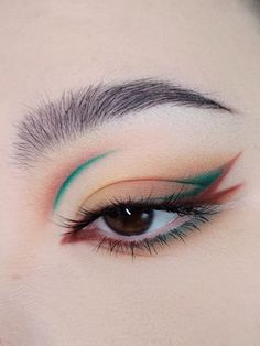 Eyeliner Make Up Looks, Christmas Graphic Eyeliner, Creative Makeup Looks Colorful, Creative Eyeshadow, Maquillage On Fleek, Face Art Makeup, Eye Makeup Pictures, Eye Makeup Designs, Dope Makeup