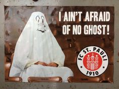 a sticker on the side of a wall that says i can't afraid off no ghost