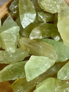 Green Calcite, Arte Indie, Crystal Vibes, Crystal Aesthetic, Pretty Rocks