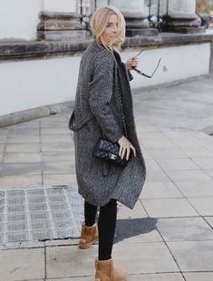 Look of The Day – ugly UGG in the city | Make Life Easier Ugg Boots Style, Grey Ugg, Zara Cozy Long-sleeved Sweater Coat, Uggs Tasman, Outfit With Uggs