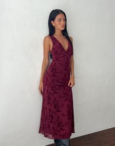 Gabriela Midi Dress in Botanical Flower Maroon Deep V Maxi Dress, Look Short, Women Long Dresses, Guest Outfit, Evening Dresses Long, Club Dresses, Look Cool, Guest Dresses, Women's Fashion Dresses