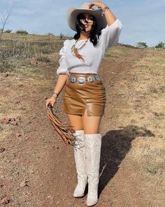 Skirt Vaquera Outfit, Skirts With Cowboy Boots, Formal Skirts, American Cowgirl, Styling Skirts, Nfr Outfits