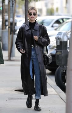 90s Celebrity Fashion, Trench Coat Street Style, Celebrity Style Men, Celebrity Fashion Fails, Celebrity Style Dresses, Celebrity Fashion Outfits, Mode Editorials, Models Style, Celebrity Style Icons