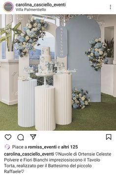 an image of a table with flowers on it and the caption in spanish below