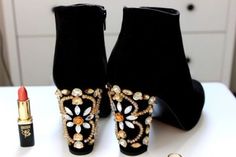 10 Ways To Transform Old Clothing - Society19 Canada Diy Heels, Shoe Refashion, Shoe Makeover, Pinterest Jewelry, Diy Fashion Ideas, Diy Shoe, Embellished Shoes, Shoes Diy