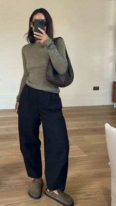 Indian Inspo Outfits, Neutral Clothes Women, Hot Weather Outfits Athletic, Black Pants Sweater Outfit, Cashmere Travel Outfit, Dark Cropped Jeans Outfit, Fall Boot Outfits 2024, Relaxed Outfits Women Fall, 90s Women Style