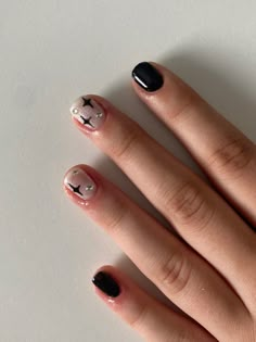 Nails For Orchestra, Natural Length Nail Designs, Nail Rock Style, Simple Shellac Nails Designs, Kpop Inspired Nails Skz, Nail Art Black Aesthetic, Short Almond Black Nails, Short Natural Nail Designs Gel, Gel Nail Black